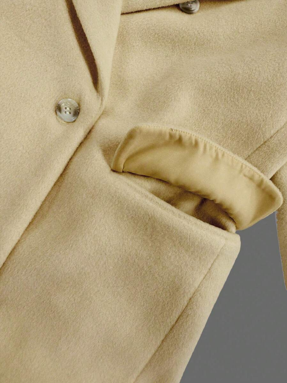 Klassischer zweireihiger Wollmantel