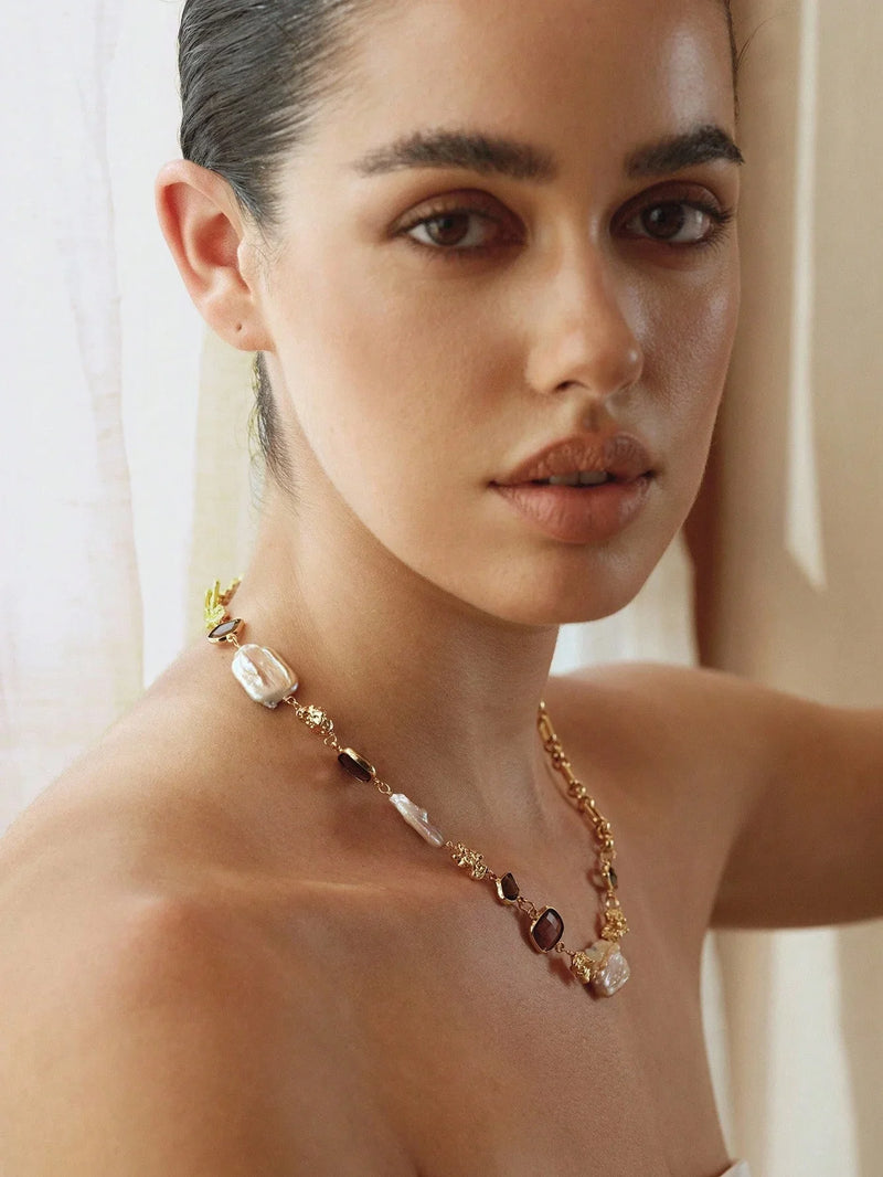 Asymmetrische Kunstperlenkette mit Gold-Finish Glam