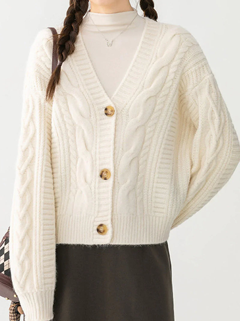 Strickjacke mit Knopfmechanismus und Zopfmuster