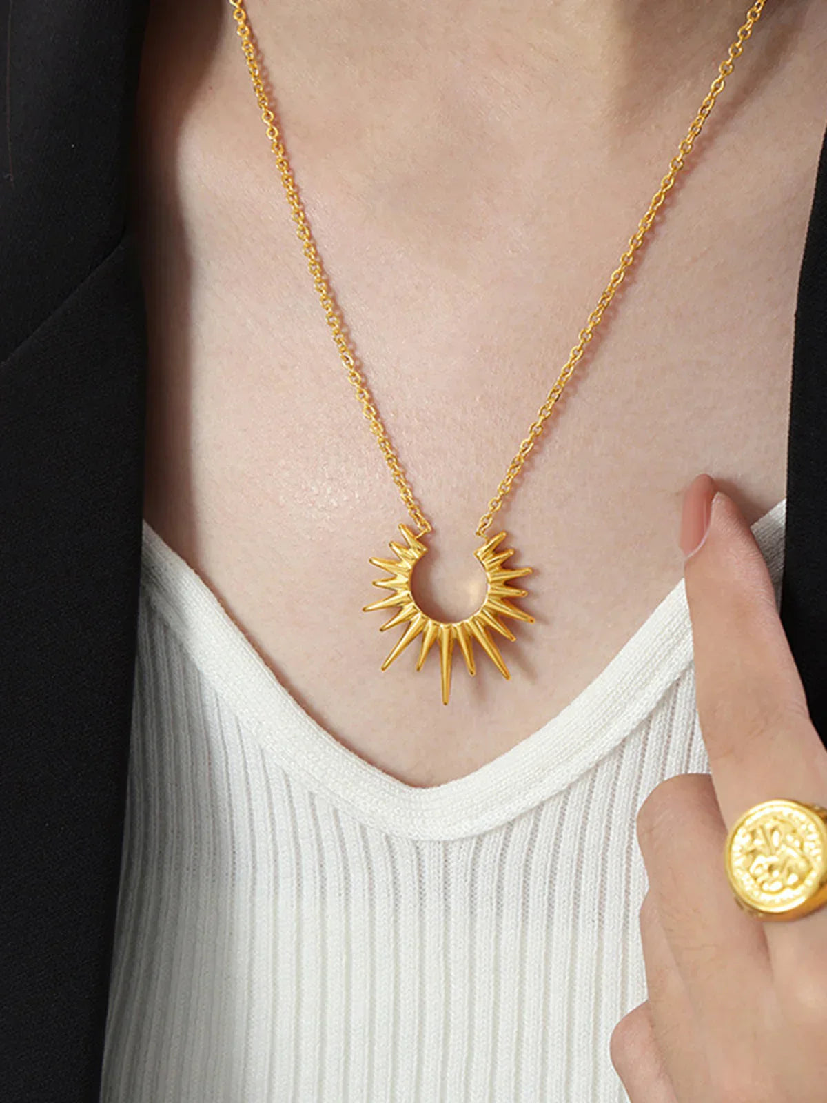 Golden Sunburst Pendant Necklace - LA FEMME WANDERER