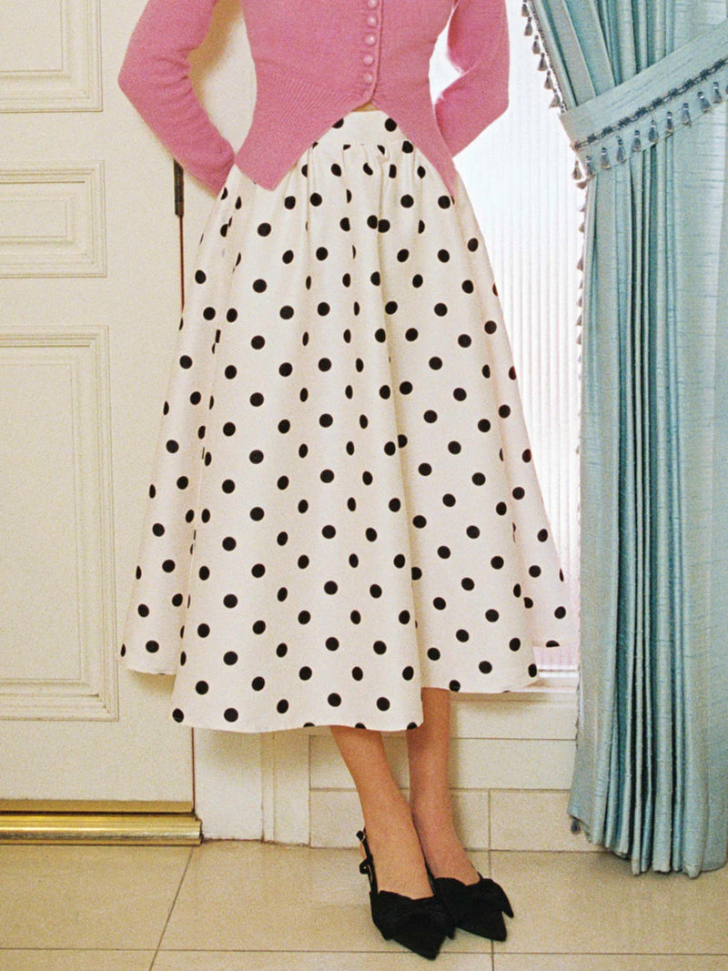 Mittelhoher Maxirock mit gepunkteten Taschen und Rüschen