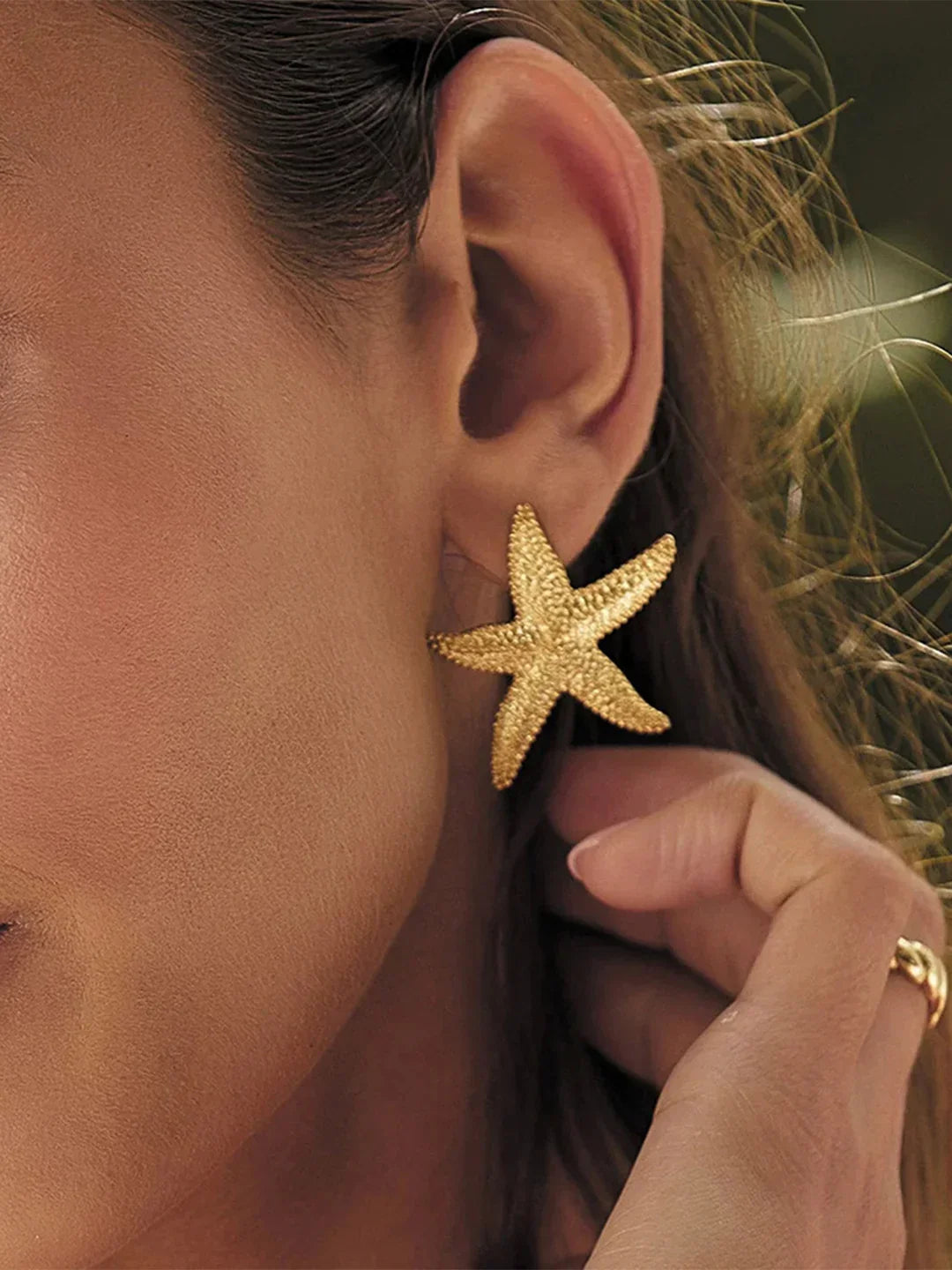 Gold Starfish Stud Earrings - LA FEMME WANDERER
