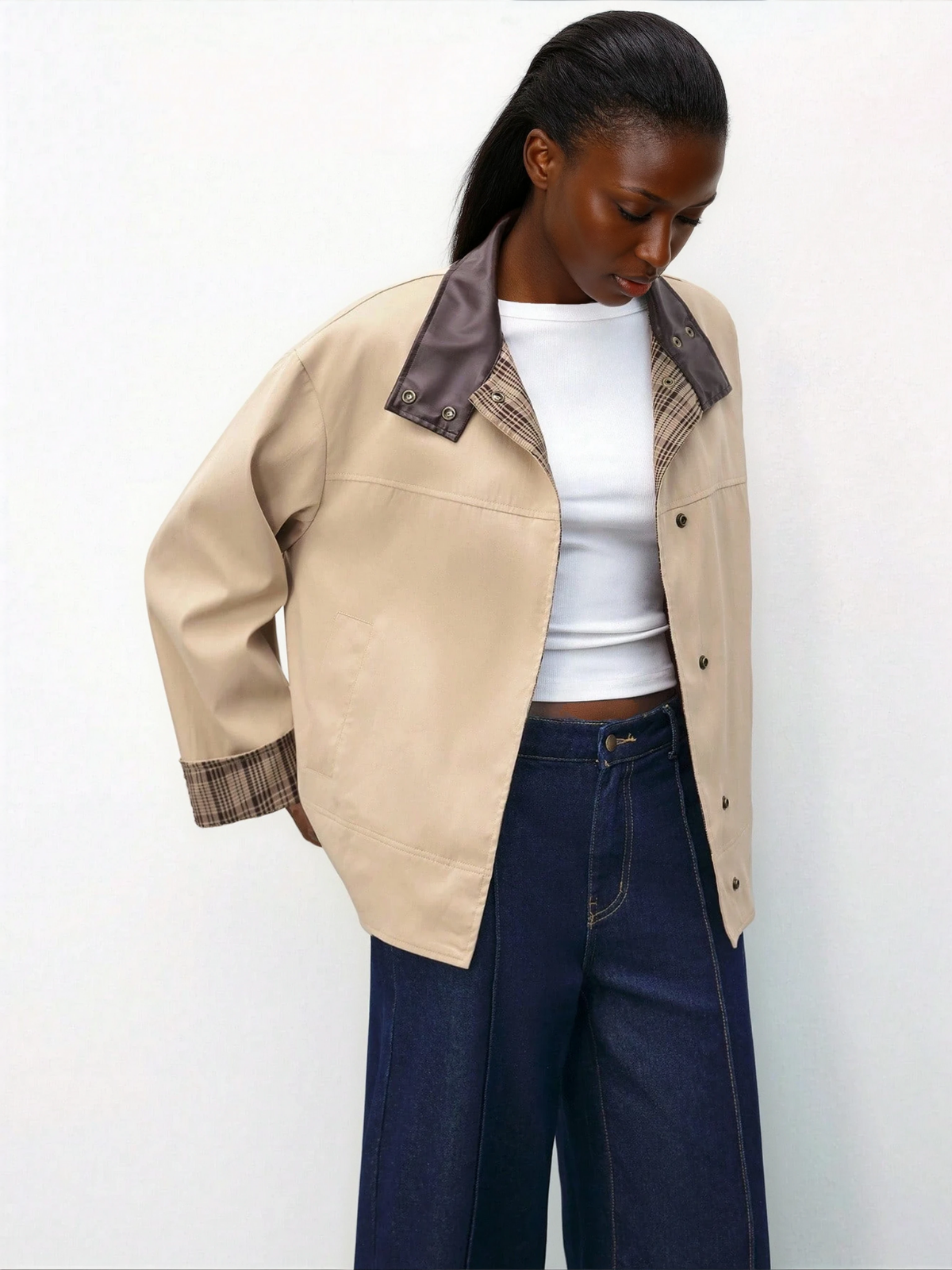 Brauner Blazer mit Karomuster und Patchworkärmeln sowie Lederkragen für Damen – ideal für den Winter und den Alltag