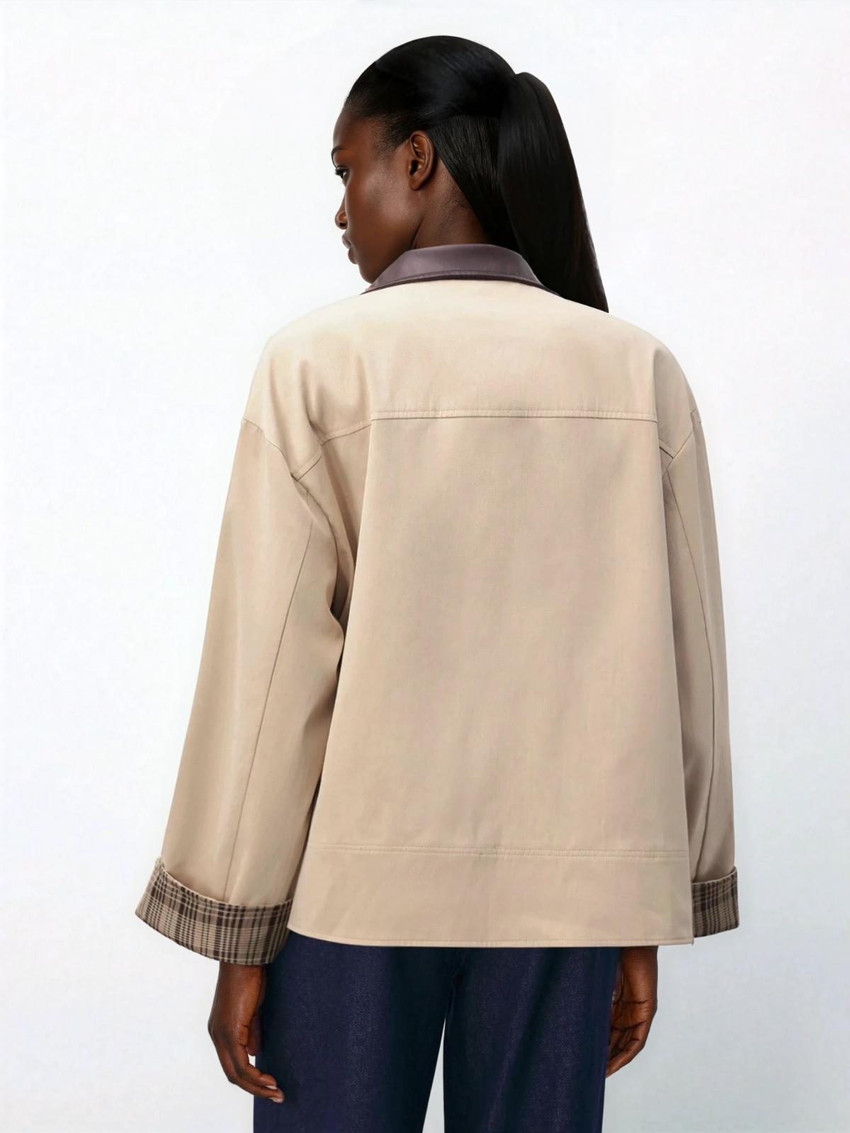 Brauner Blazer mit Karomuster und Patchworkärmeln sowie Lederkragen für Damen – ideal für den Winter und den Alltag