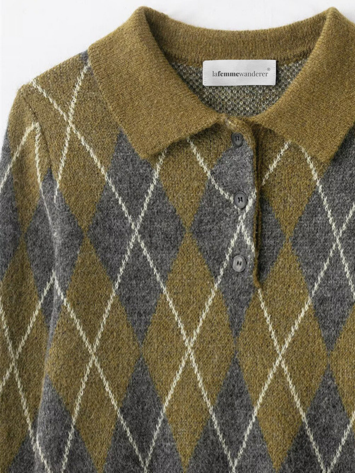 Eleganter Strickpullover mit Rautenmuster, Reverskragen, Knopfleiste und langen Ärmeln.