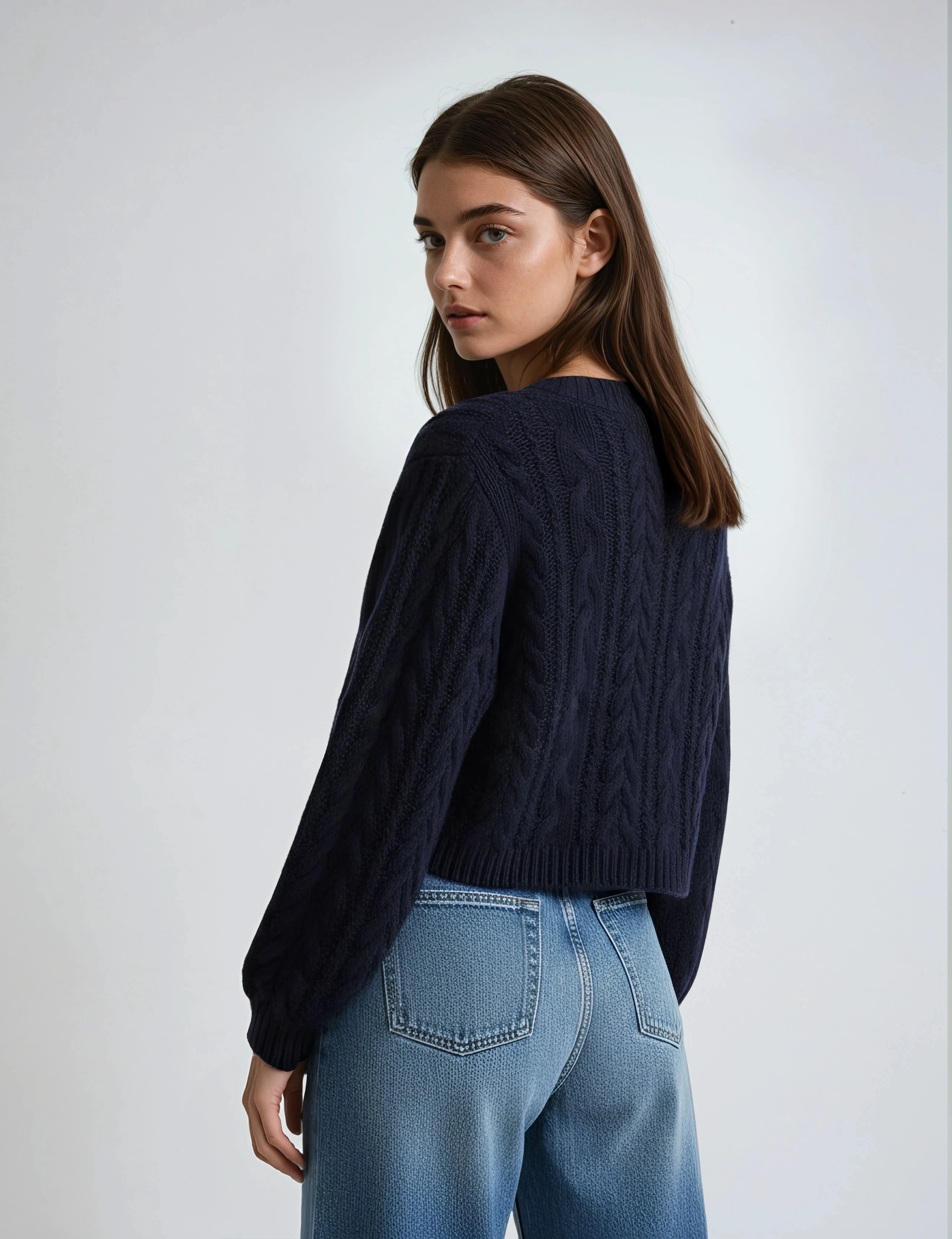 Marineblaue Strickjacke mit tiefem V-Ausschnitt