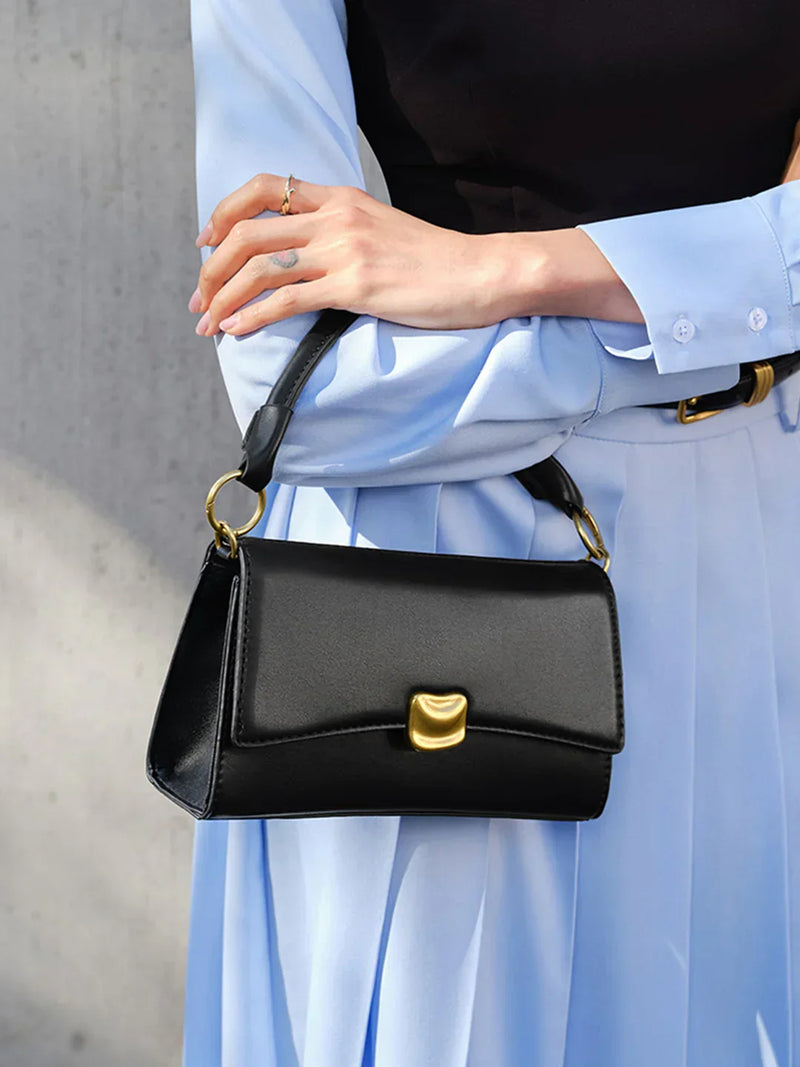 Elegante schwarze Baguette-Achseltasche mit Klappe