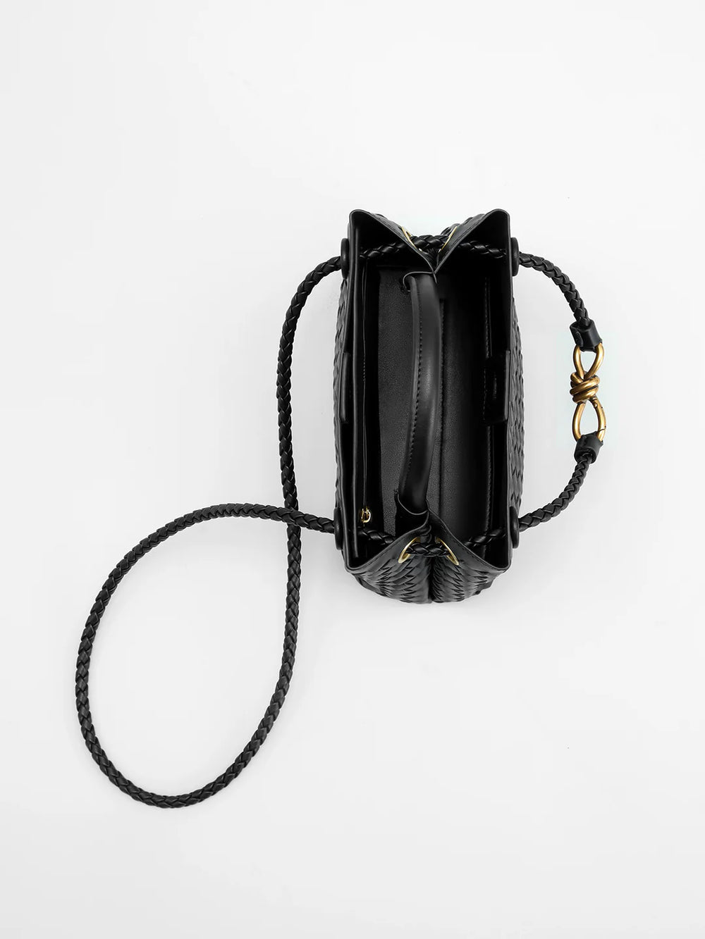 Classy Capsule - 5 - LA FEMME WANDERER