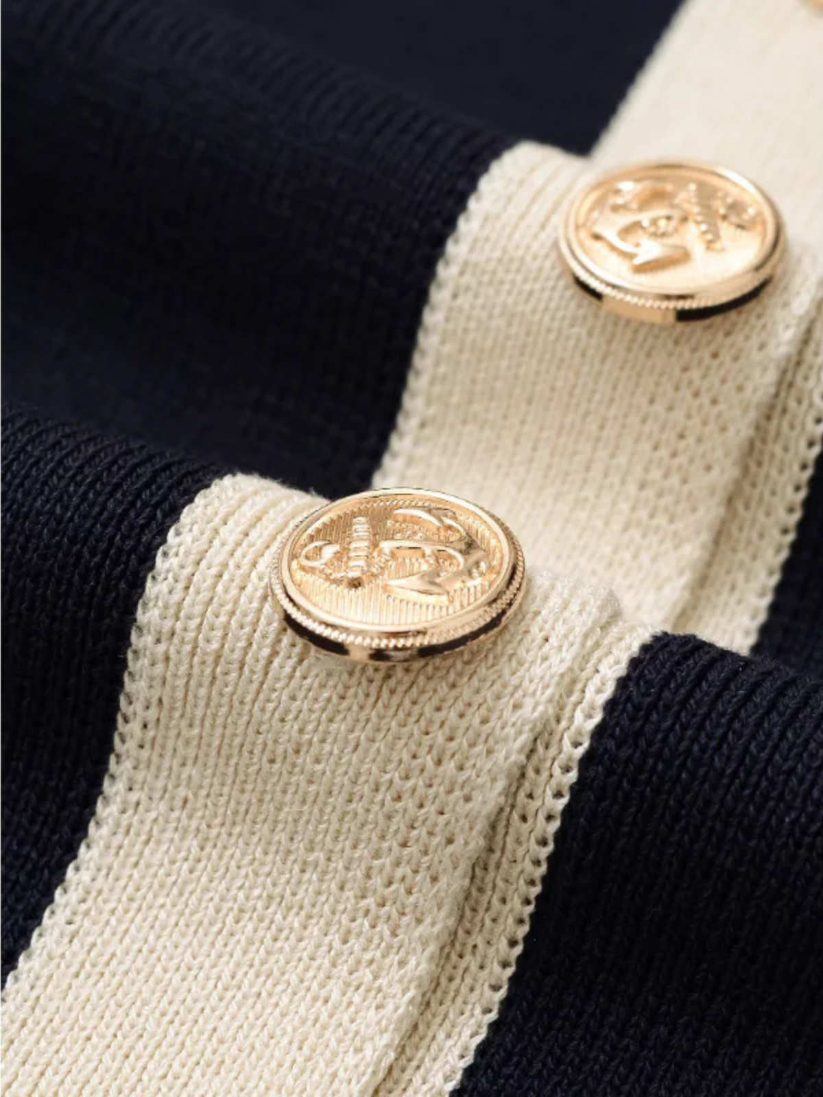 Slim-Fit-Strickjacke im Vintage-Stil mit kurzen Ärmeln und Knopfverzierung für lässige Arbeitskleidung