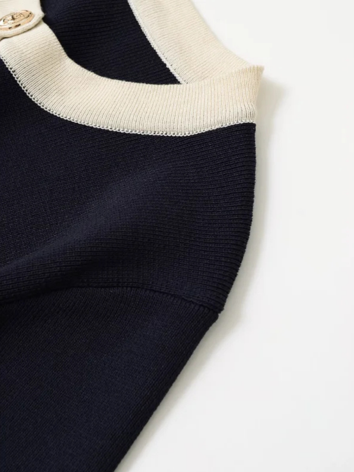Slim-Fit-Strickjacke im Vintage-Stil mit kurzen Ärmeln und Knopfverzierung für lässige Arbeitskleidung